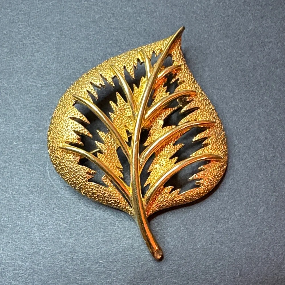 Vintage Allison Reed textured gold tone open work leaf brooch